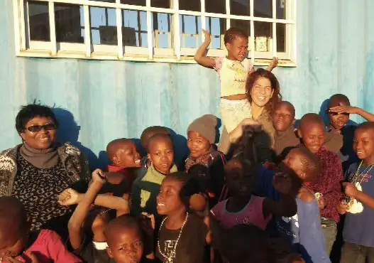 Neo Motantsi e i bambini del centro